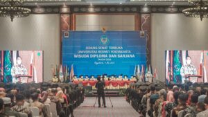 Sidang Senat Terbuka Wisuda Diploma dan Sarjana Universitas Respati 2023 - Harga Videotron Outdoor - Harga Videotron Outdoor Murah